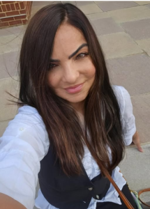 Fairfax criminal defense attorney Andi Geloo on Fairfax courthouse steps